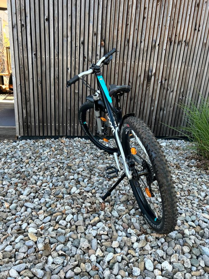 woom OFF AIR 5 – 24” Kids Mountain Bike – Black – Excellent Condition